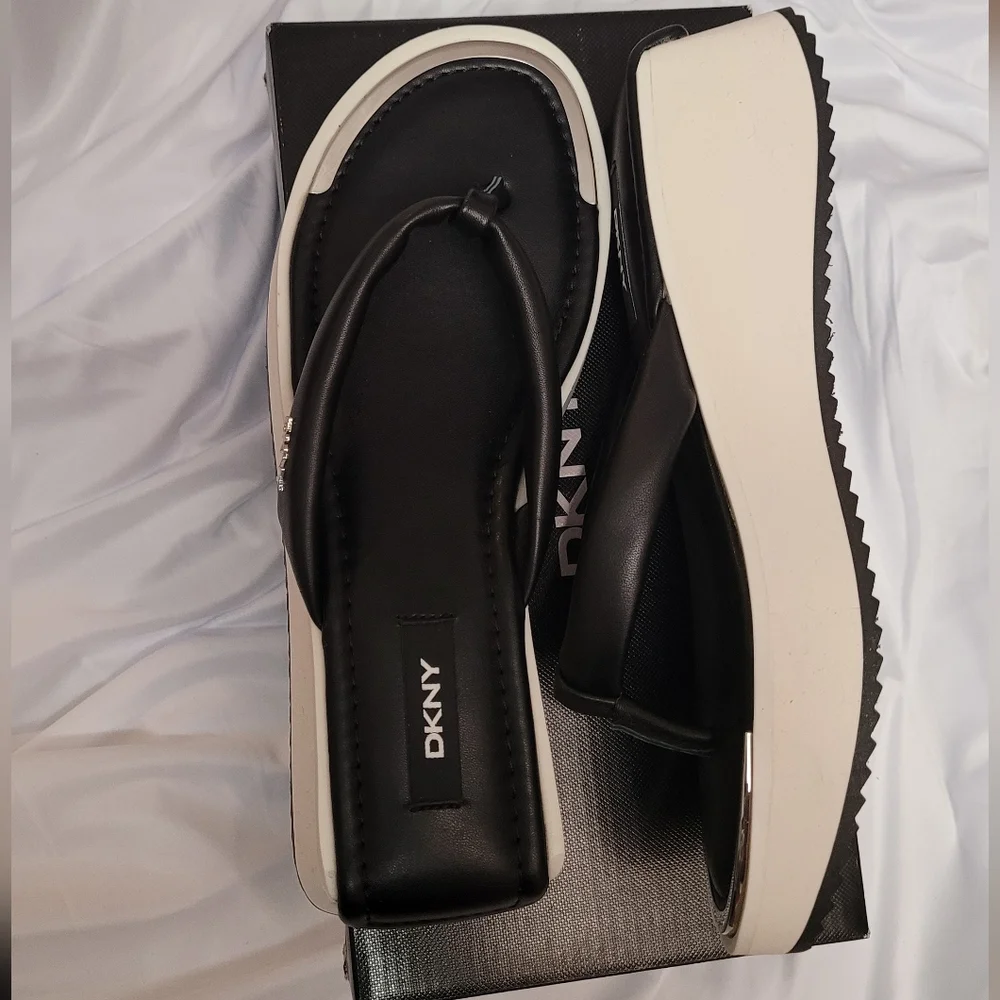 DKNY Maeryn Platform Semi Glaze Thong Sandal Black White 7.5M MSRP $110 NIB New